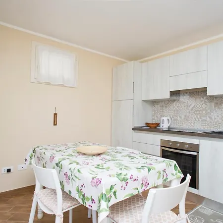 Bilocale Silvia Con Vista Mare - Goelba Apartman *